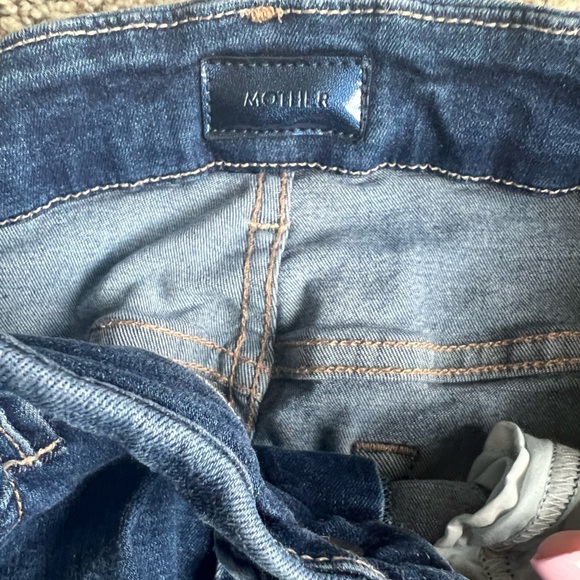 MOTHER sz 26 High Waisted Looker Faster wash - Picture 4 of 7